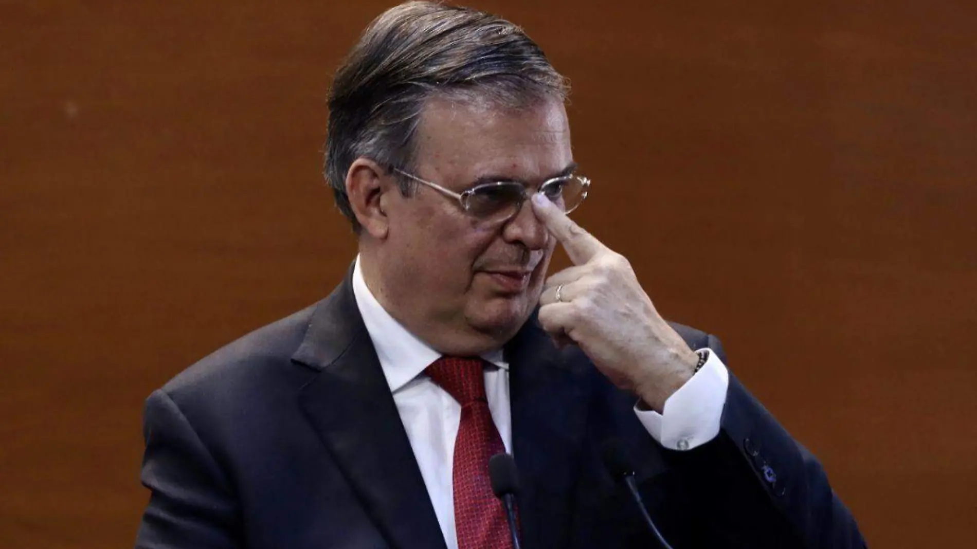 Ebrard comparte el mensaje de condolencias que firmó por la muerte de la reina Isabel II